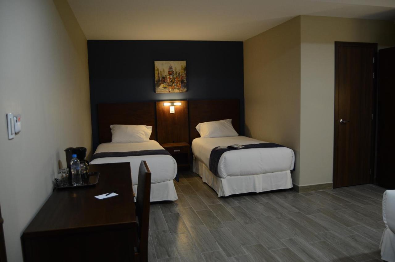 Hotel San Agustin Plaza Latacunga Esterno foto